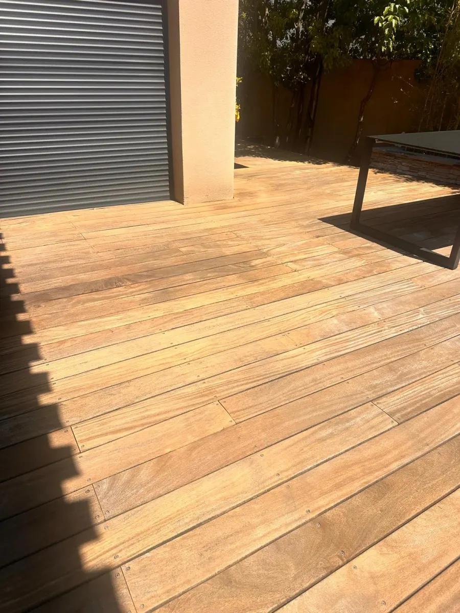 Démoussage de toiture de terrasse en Occitanie
