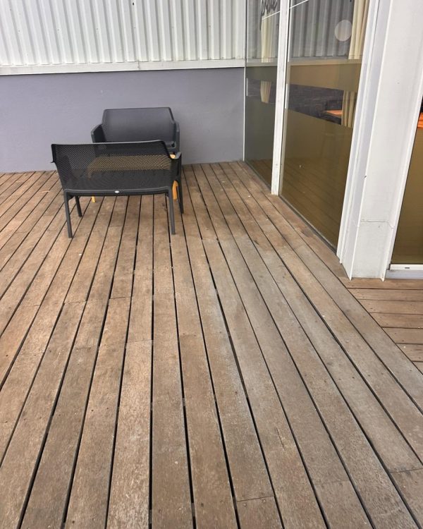 Réalisation nettoyage de mur extérieur au nettoyeur haute pression